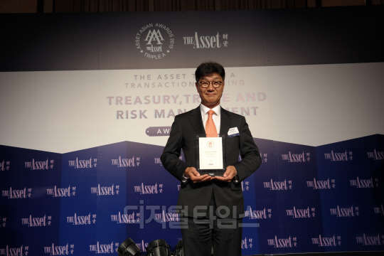 김상섭 외환은행 홍콩지점장이 30일 홍콩에서 열린 디 에셋 주최 시상식에서 '한국 최우수 무역금융 은행상'을 수상한 후 기념촬영을 하고 있다.